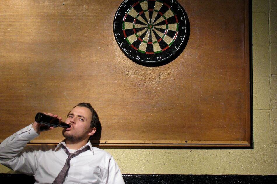 Wird Man Durch Alkoholkonsum Ein Besserer Dartspieler?