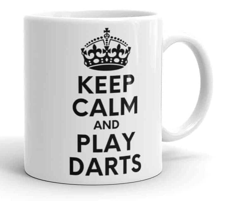Behalten Sie Ruhe und spielen Sie Darts-Tasse